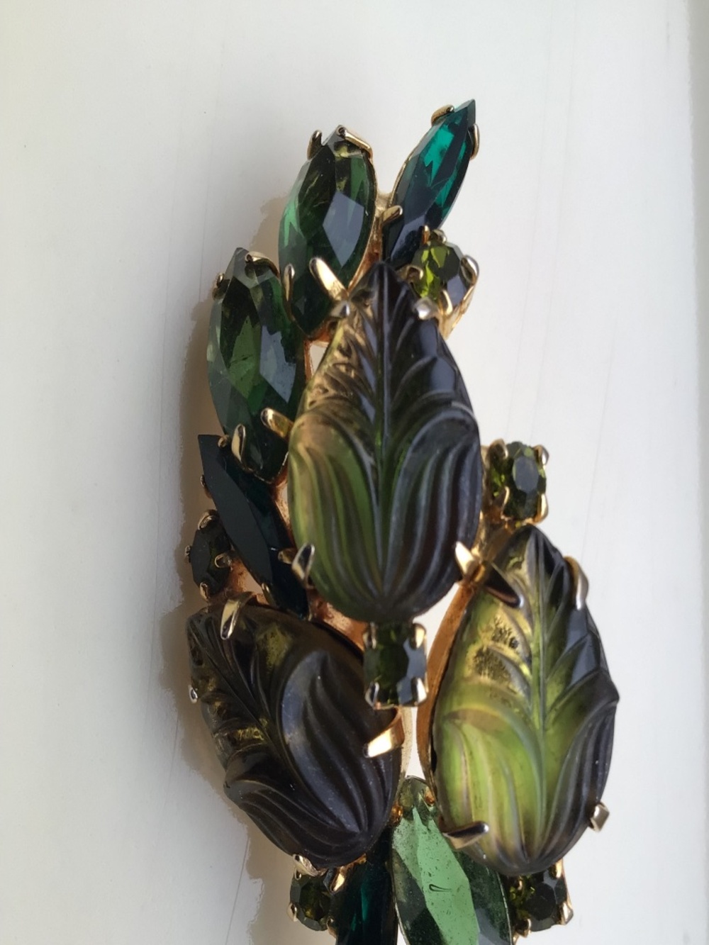 Vintage Green Molded Givre Glass Rhinestone Brooch Goldtone Metal - Picture 10 of 16